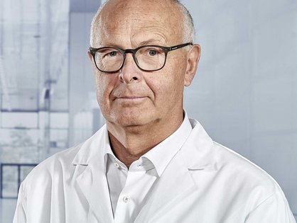 Professor Dr. Peter Möller im Gang der Chirurgie