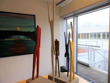 Zwei bunte Kunstwerke des ersten Ärztlichen Direktors der Klinik für Unfall-, Hand-, Plastische und Wiederherstellungschirurgie, Prof. Dr. Caius Burri, sind nun an das UKU zurückgekehrt.