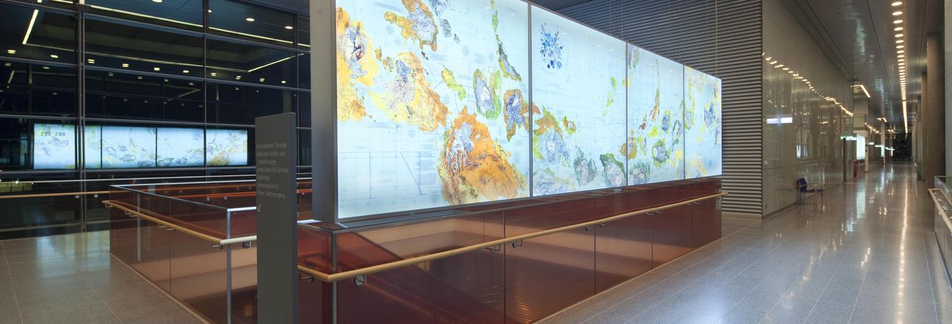 Kunstwerk im Chirurgiegebäude des Universitätsklinikums Ulm: Stephan Hubers illuminierte Landkarten