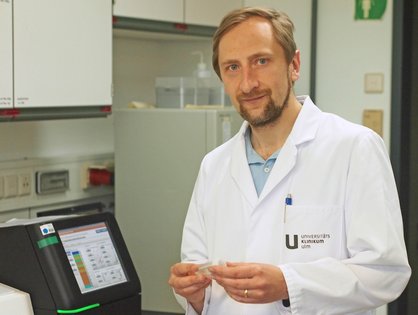 Dr. Eugen Tausch im Labor