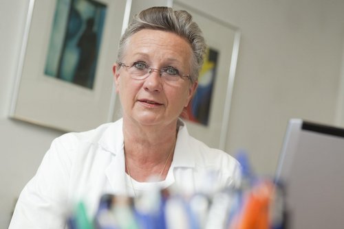 Prof. Dr. Doris Henne-Bruns, Ärztliche Direktorin der Ulmer Universitätsklinik für Allgemein-, Viszeral- und Transplantationschirurgie und Präsidentin der Deutschen Gesellschaft für Plastische und Wiederherstellungschirurgie (Foto: UK Ulm)