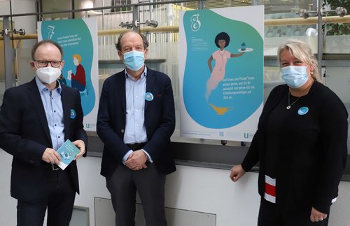 Prof. Dr. med. Carsten Posovszky, Leitender Oberarzt, Prof. Dr. med. Klaus-Michael Debatin, Ärztlicher Direktor und Susanne Betzler, Systemische Familientherapeutin im Psychologischen Dienst der Klinik für Kinder- und Jugendmedizin in der neuen Ausstellung im Foyer der Universitäts-Kinderklinik. 