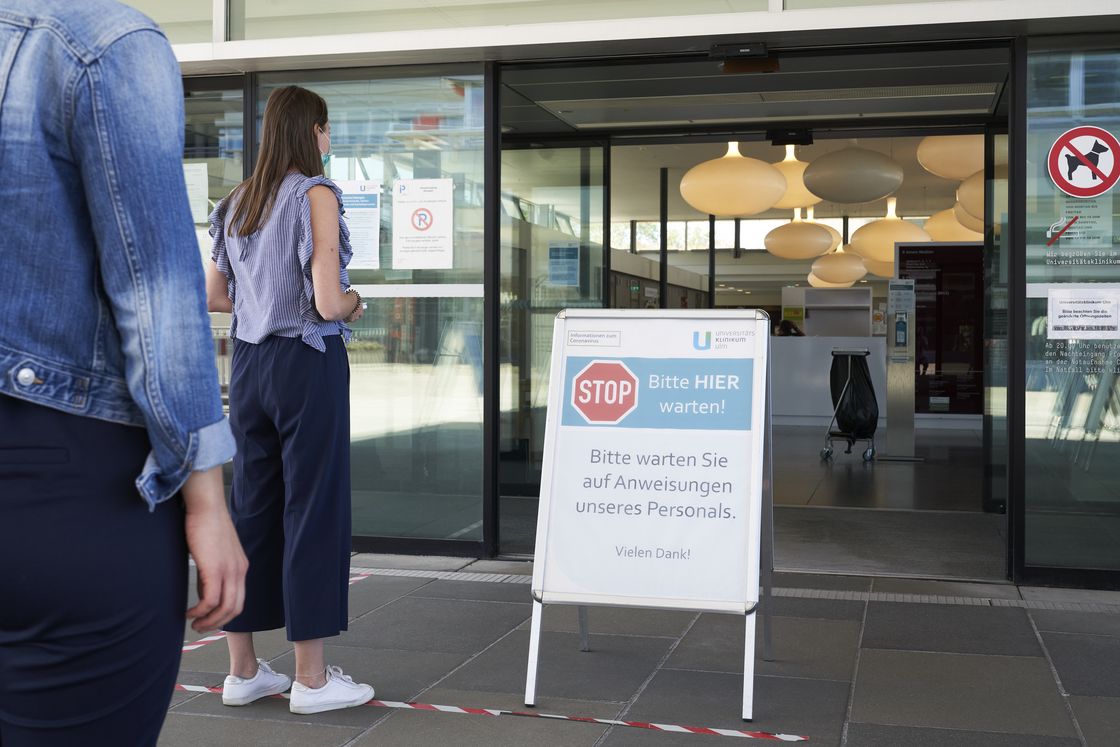 Wartebereich vor dem Haupteingang