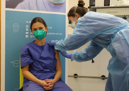 Eine Ärztin des Universitätsklinikums Ulm erhält als eine der ersten Mitarbeiter*innen eine Corona-Impfung. 
