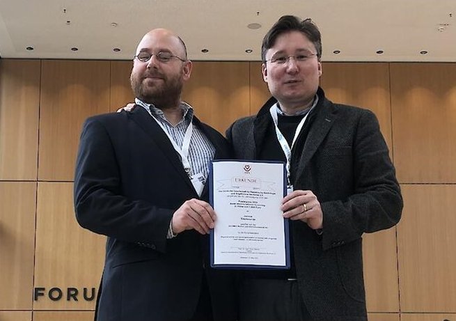 Foto: Der Preisträger Dr. Jannos Siaplaouras (rechts) und Paul Helm (Kompetenznetz angeborene Herzfehler, Berlin) (links).