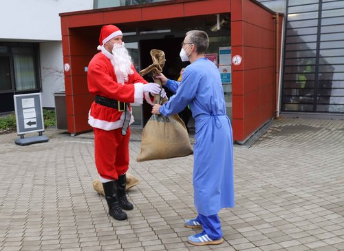 PD Dr. Manfred Hönig, Leitender Oberarzt der Kinderklinik, nimmt die Geschenke in Empfang.