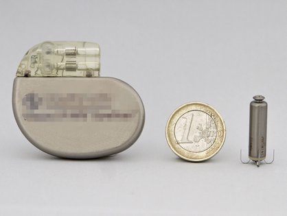 Herzschrittmacher und Kardiokapsel im Größenvergleich_Foto: Universitätsklinikum Ulm