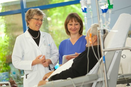 Oberärztin Dr. Regine Mayer-Steinacker (links) moderiert das Jubiläumskolloquium (Quelle: Universitätsklinikum Ulm)