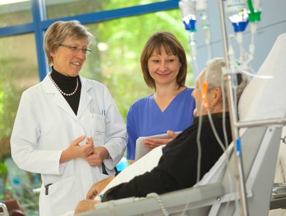 Oberärztin Dr. Regine Mayer-Steinacker (links) moderiert das Jubiläumskolloquium (Quelle: Universitätsklinikum Ulm)