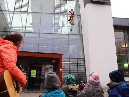 Die Kinder der UKU-Kindertagesstätte „Fuchsbau“ begrüßen den Nikolaus mit einem Lied. 