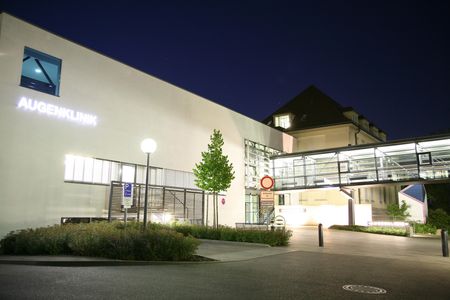 Außenansicht der Ulmer Augenklinik bei Nacht