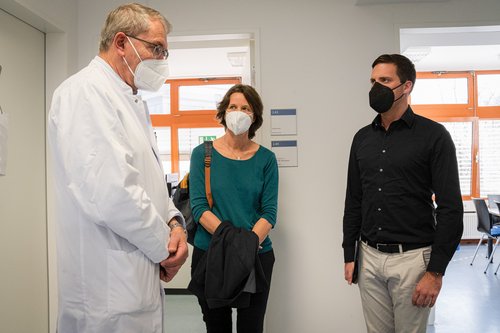 Die Ulmer Stadträtin Barbara Münch und der Landtagsabgeordnete Manuel Hagel tauschen sich mit Professor Jürgen Steinacker, Leiter der Sport- und Rehabilitationsmedizin des Universitätsklinikums Ulm, aus.