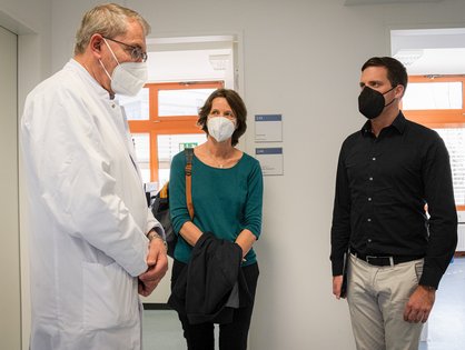 Die Ulmer Stadträtin Barbara Münch und der Landtagsabgeordnete Manuel Hagel tauschen sich mit Professor Jürgen Steinacker, Leiter der Sport- und Rehabilitationsmedizin des Universitätsklinikums Ulm, aus.