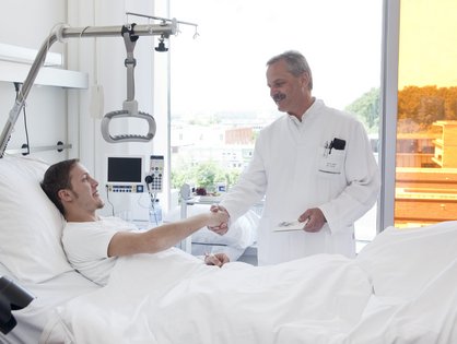 Der erste Patient ist angekommen: Michael Berger wirdvon Prof. Gebhard auf dem Oberen Eselsberg begrüßt.