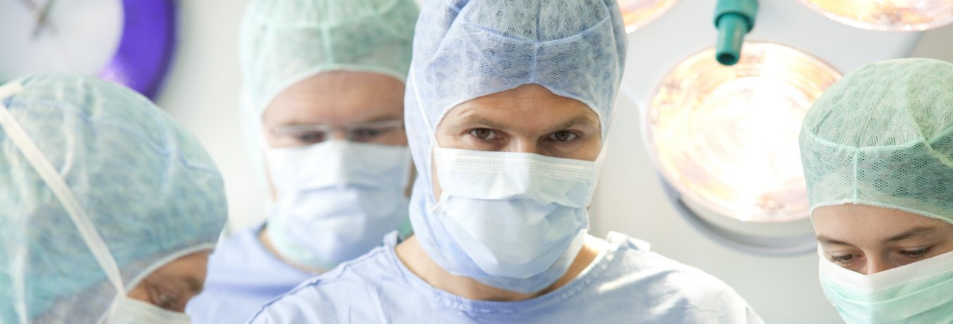 Chirurgen in einem OP-Saal