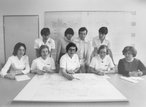 Ilse Schulz mit 8 weiteren Personen, Gruppenfoto in schwarz weiß