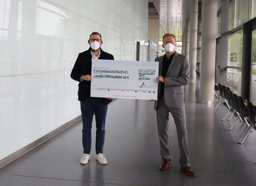 Seit drei Jahren unterstützt die Kuhn Elektro-Technik GmbH das Forschungsprojekt zur Krebsfrüherkennung von Professor Alexander Kleger (rechts) am Universitätsklinikum Ulm. Auch in diesem Jahr hat Geschäftsführer Florian Kuhn (links) eine Spende in Höhe von 25.000 Euro übergeben. 