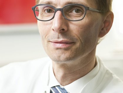 Prof. Mark Schrader und sein Team stellen den OP-Roboter vor. Bild: Universitätsklinikum Ulm.