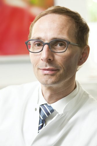 Prof. Mark Schrader und sein Team stellen den OP-Roboter vor. Bild: Universitätsklinikum Ulm.