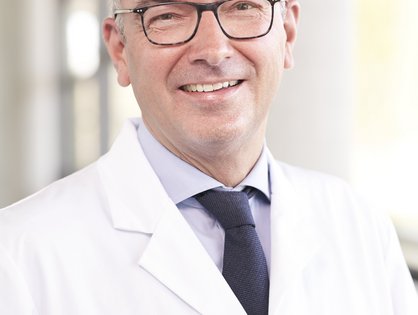 Professor Dr. Bernd Mühling im Chirurgiegebäude des Universitätsklinikums Ulm.  