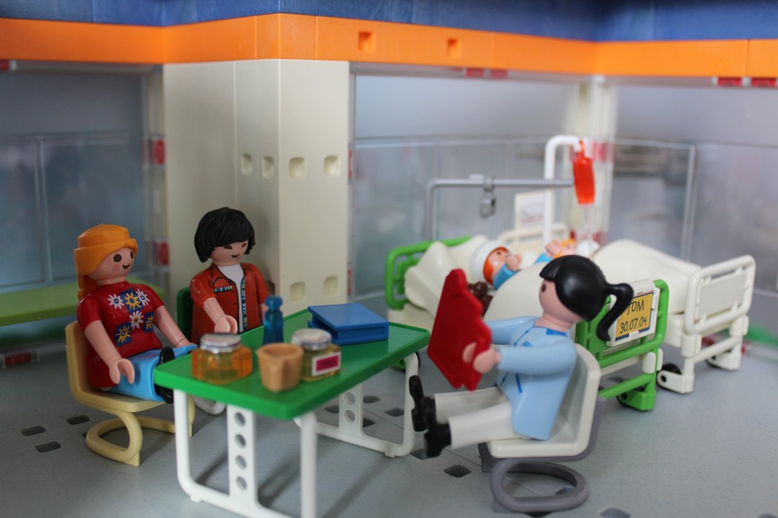 Playmobilfiguren stellen einen Besuch der Eltern in der Kinderklinik nach