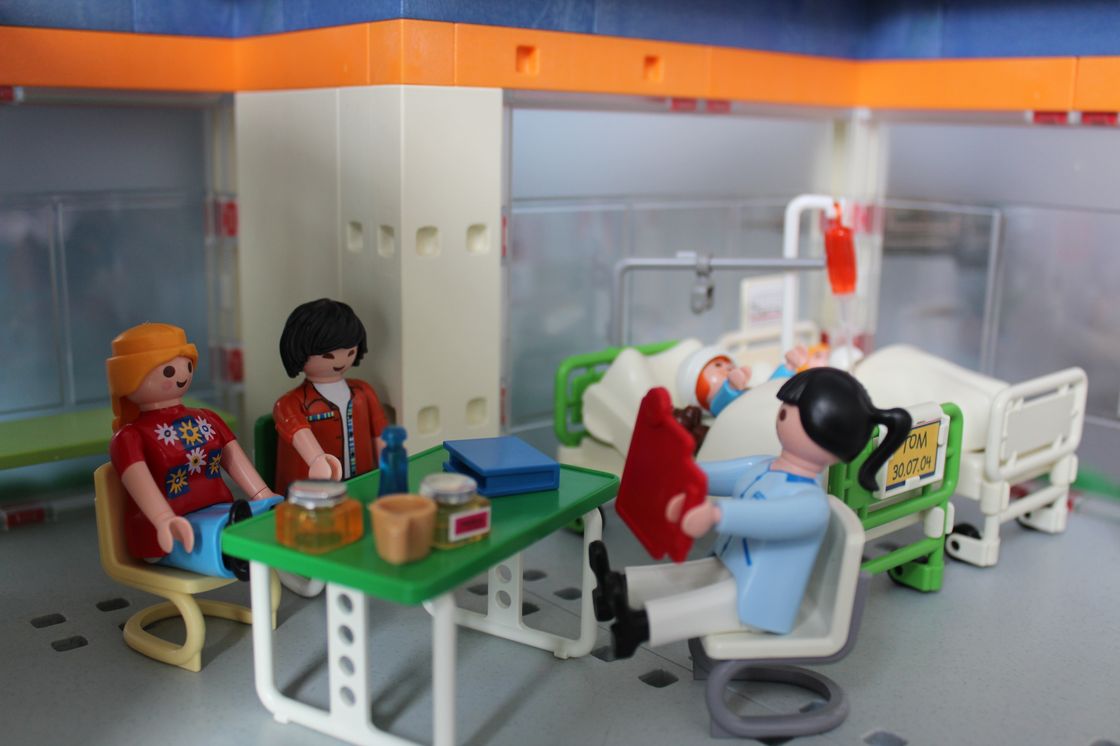 Quelle: Universitätsklinikum Ulm Playmobilfiguren stellen einen Besuch der Eltern in der Kinderklinik nach