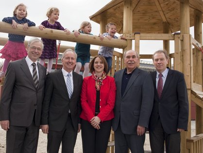 Von links: Prof. Dr. Reinhard Marre, Wilmuth Lindenthal (Leiter Vermögen und Bau Baden-Württemberg Amt Ulm), Bettina Hänel, Ivo Gönner, Prof. Dr. Karl-Joachim Ebeling und Kinder des Kindergartens bei der Eröffnung.