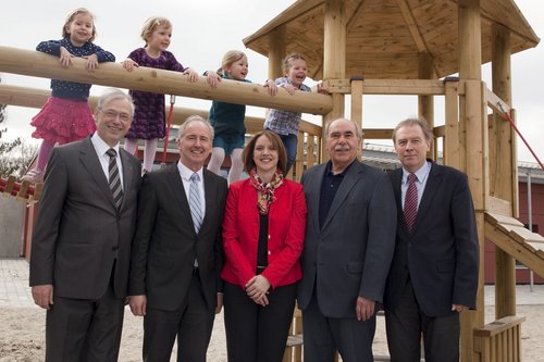 Von links: Prof. Dr. Reinhard Marre, Wilmuth Lindenthal (Leiter Vermögen und Bau Baden-Württemberg Amt Ulm), Bettina Hänel, Ivo Gönner, Prof. Dr. Karl-Joachim Ebeling und Kinder des Kindergartens bei der Eröffnung.
