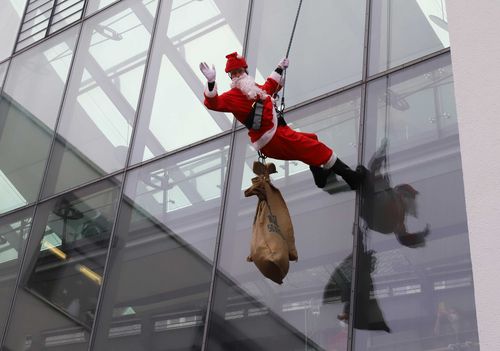Aus 15 Metern Höhe seilt sich der Nikolaus von der Fassade der Klinik für Kinder- und Jugendmedizin ab. 