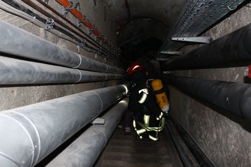 In engen und dunklen Gängen fanden sich die Atemschutzgeräteträger zurecht.