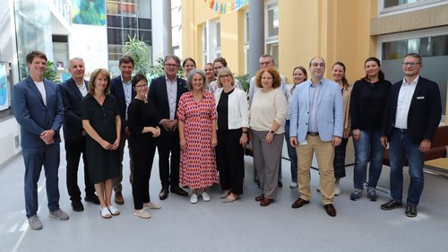 Gruppenbild Minister Lucha Sommertour Kinderklinik