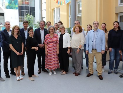 Gruppenbild Minister Lucha Sommertour Kinderklinik