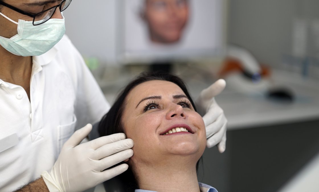 Patientin während einer Zahnarztbehandlung 