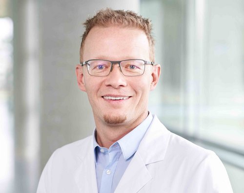 Prof. Dr. Alexander Kleger leitet das neu gegründete Institut für Molekulare Onkologie und Stammzellbiologie sowie die ebenfalls neu etablierte Sektion für Interdisziplinäre Pankreatologie in der Klinik für Innere Medizin I.