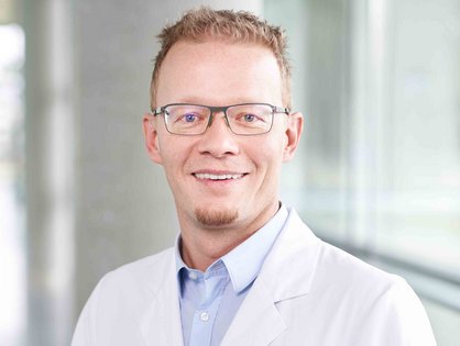 Prof. Dr. Alexander Kleger leitet das neu gegründete Institut für Molekulare Onkologie und Stammzellbiologie sowie die ebenfalls neu etablierte Sektion für Interdisziplinäre Pankreatologie in der Klinik für Innere Medizin I.