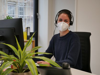Medizinstudentin Lilly Brand bei ihrer Arbeit im Gesundheitsamt