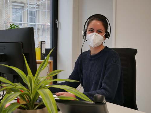 Medizinstudentin Lilly Brand bei ihrer Arbeit im Gesundheitsamt