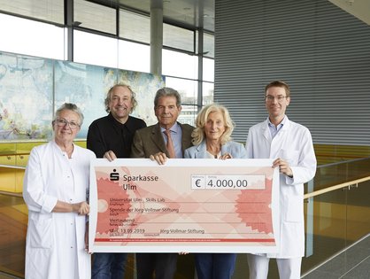 Scheckübergabe im chirurgischen Skills-Lab des Universitätsklinikums Ulm. Von links: Ärztliche Direktorin der Klinik für Allgemein- und Viszeralchirurgie, Professorin Doris Henne-Bruns, Studiendekan Medizin der Universität Ulm, Professor Dr. Tobias M. Böckers, stellv. Vorsitzende der Jörg-Vollmar-Stiftung, Werner Schneider, Vorsitzende der Jörg-Vollmar-Stiftung, Professorin Dr. Ilse Vollmar-Hesse, Oberarzt in der Klinik für Allgemein- und Viszeralchirurgie, Privatdozent Dr. Andreas Hillenbrand Fotonachweis: Universitätsklinikum Ulm/Matthias Schmiedel