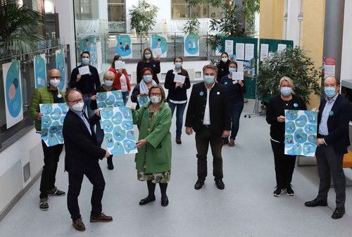 Das Projektteam und die Unterstützer und Fördervereine in der Ausstellung in der Kinderklinik