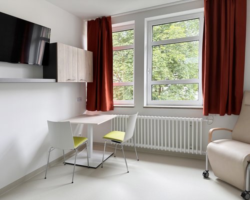 Die Zimmer der behandelten Kinder und Jugendlichen wurden im Zuge der Modernisierungsphase der Station neu ausgestattet und technisch auf den neuesten Stand gebracht.