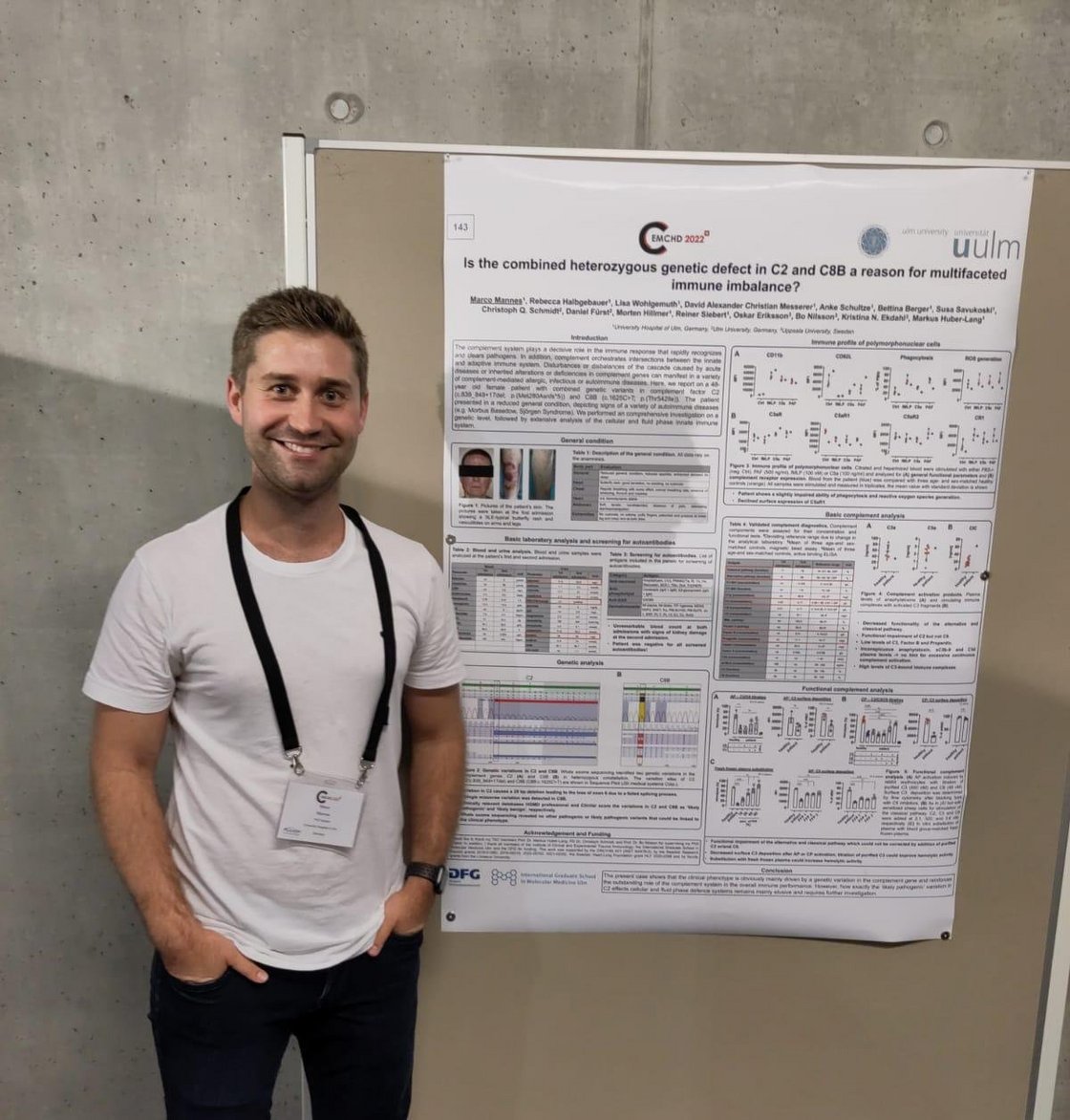 Bild von Marco Mannes vor seinem Poster
