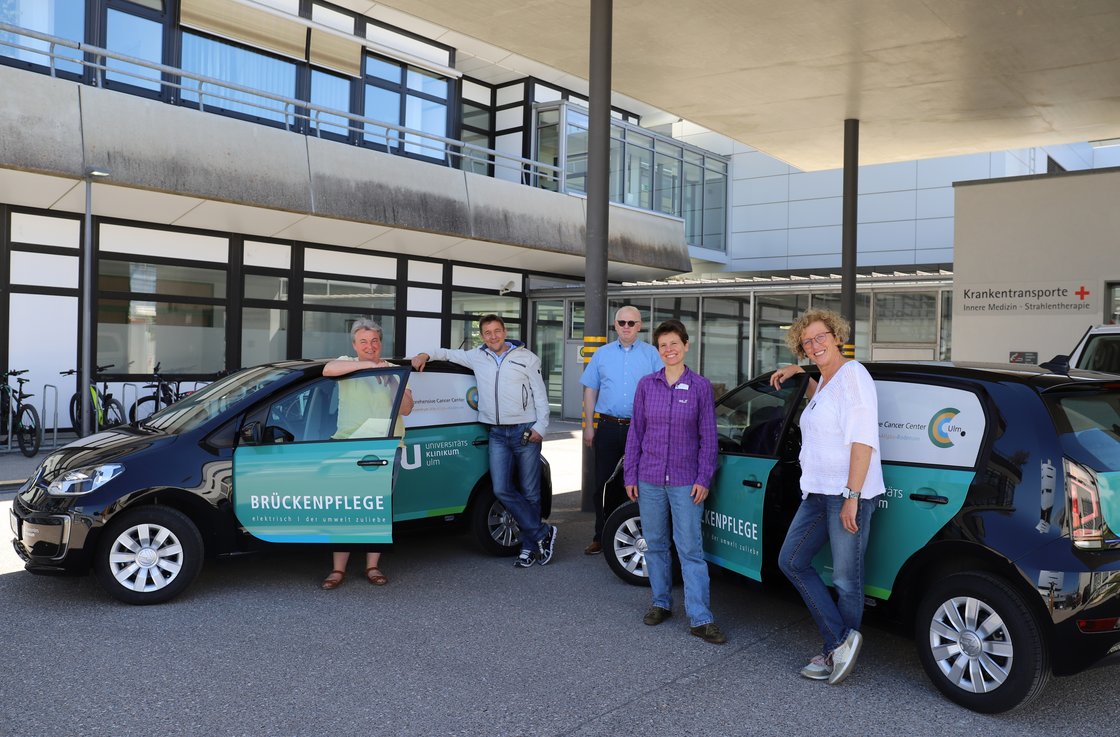 Das Team der Brückenpflege vor zwei E-Autos.