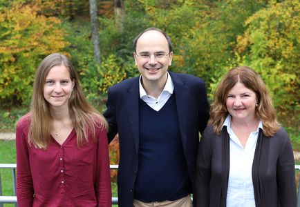 Lydia Ringshandl(li.) und Christine Lübbers(re.) betreuen das Büro und arbeiten eng mit Prof. Harald Gündel(Mi.), dem KORN-Vorstandsvorsitzenden und Ärztlichen Direktor der Klinik für Psychosomatische Medizin/ Psychotherapie an der Uniklinik Ulm, zusammen. 