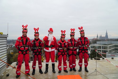 Das Team der Höhenrettung Ulm hat wieder vollen Einsatz bei der diesjährigen Nikolaus-Aktion an der Kinder- und Jugendpsychiatrie/Psychotherapie der Uniklinik Ulm geleistet.