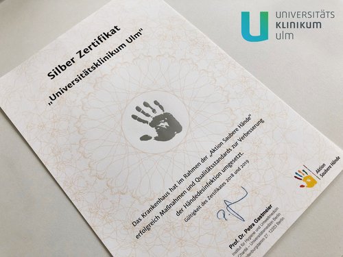 Patientensicherheit im Fokus: Für seine vorbildlich umgesetzten Maßnahmen in der Händehygiene hat das Universitätsklinikum Ulm das Silber-Zertifikat der „Aktion Saubere Hände“ erhalten. (Quelle: Universitätsklinikum Ulm)
