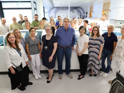 Prof. Groß (erste Reihe Mitte) und sein Team aus der Zentralen Einrichtung Klinische Chemie vor der neuen Laboranalysestraße.