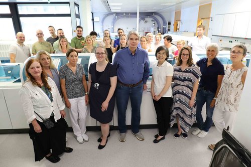 Prof. Groß (erste Reihe Mitte) und sein Team aus der Zentralen Einrichtung Klinische Chemie vor der neuen Laboranalysestraße.
