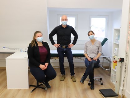 Die Rechtsmediziner*innen Anna Müller, Prof. Sebastian Kunz und Ines Ackermann (v.l.) setzen sich dafür ein, dass Opfer körperlicher Gewalt ihre Verletzungen unbürokratisch und kostenlos dokumentieren lassen können. 