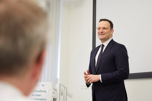 Zum Thema Traumaforschung und Versorgung von Schwerverletzten besuchte Bundesgesundheitsminister Jens Spahn das Universitätsklinikum Ulm   