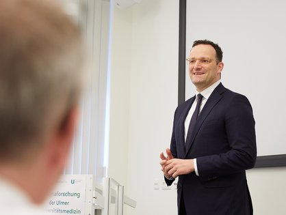 Zum Thema Traumaforschung und Versorgung von Schwerverletzten besuchte Bundesgesundheitsminister Jens Spahn das Universitätsklinikum Ulm   